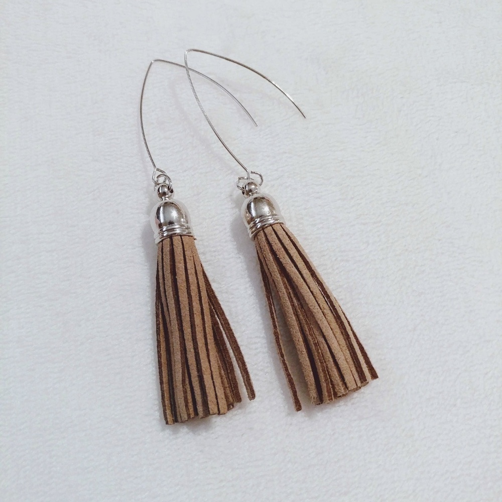 🆕🌸Host Pick!!🎉 Tan Suede Tassel Silver Earrings